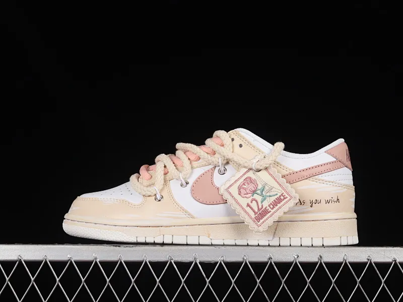 All categories Nk SB Dunk series Nk SB Dunk Low low-top sneakers Nk Dunk Low ESS customized version Vibe style distressed oxidation deconstructed rose cloth patch low-top casual sneakers DH9765-100